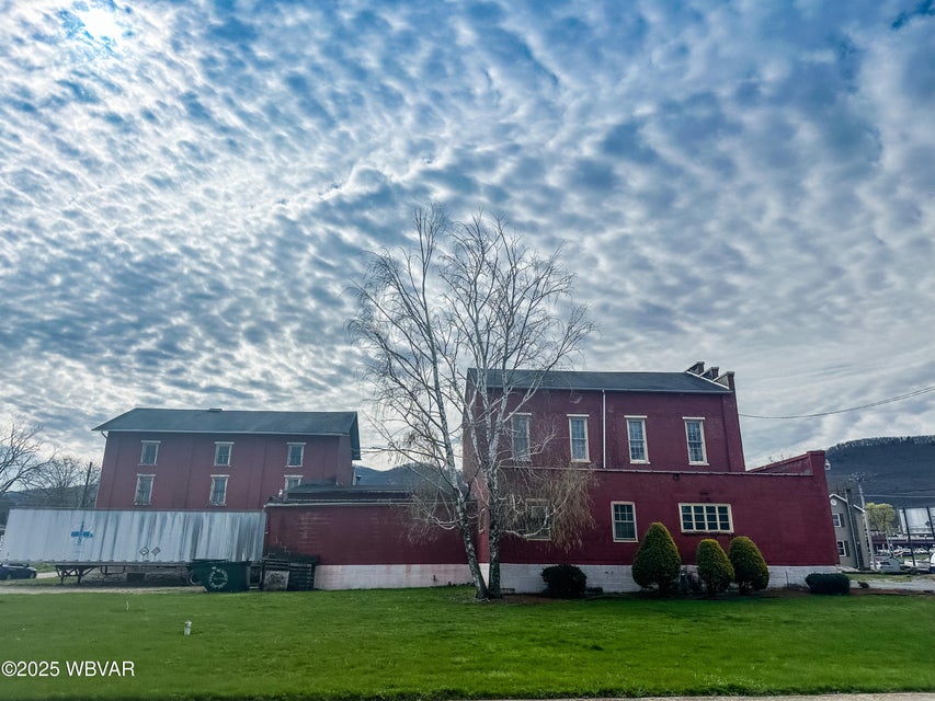 213 W Main St
