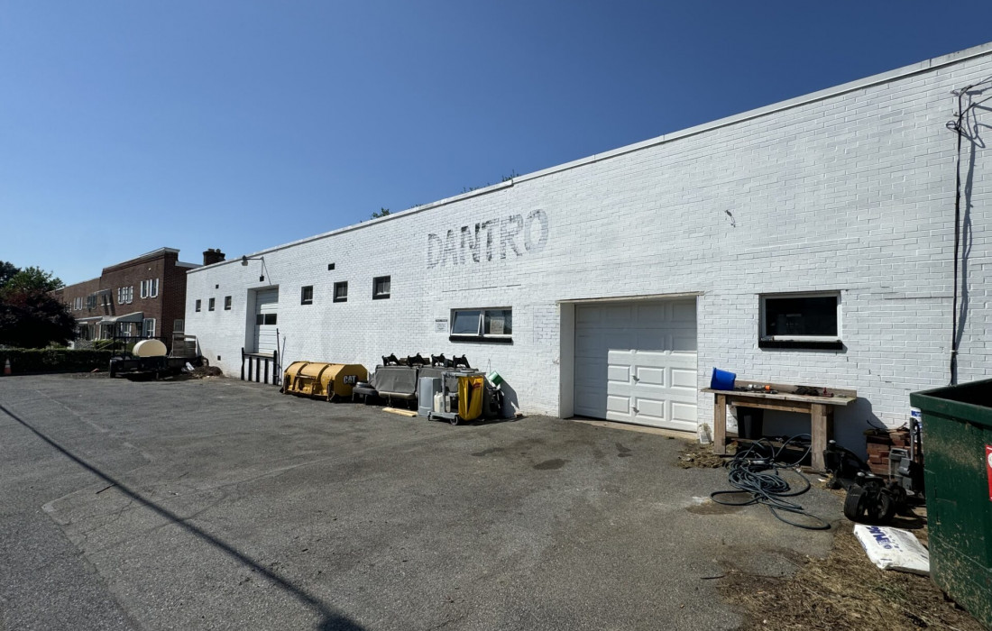 858 Manor St